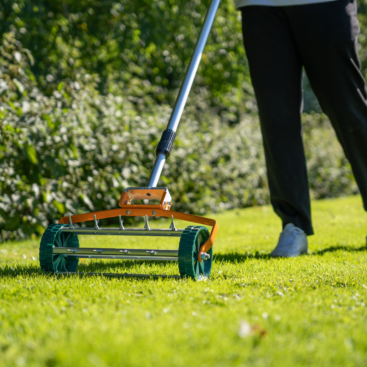 T-Mech Rasenrakel 100cm und rollender Rasenlüfter – Orange