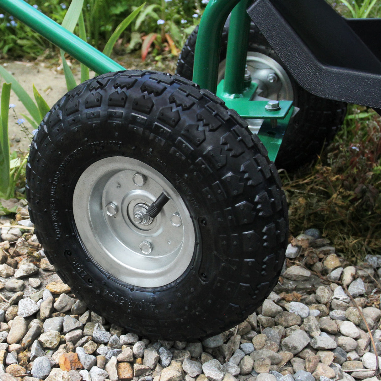 Fahrbarer Gartensitz mit Werkzeugfach und Korb