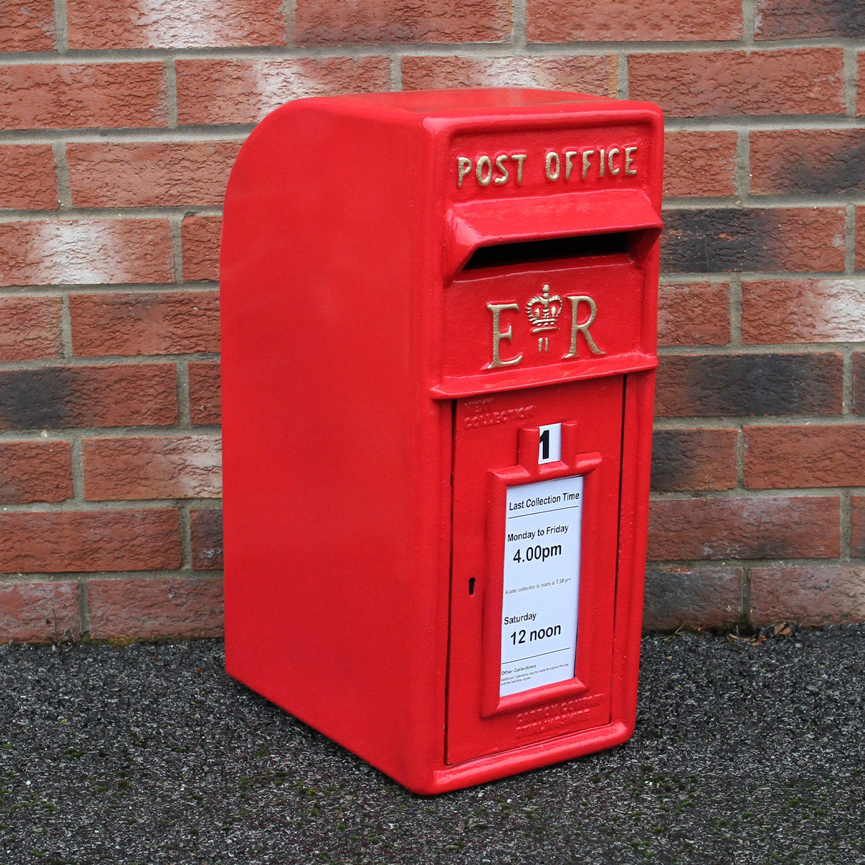 Briefkasten mit Bodenständer Rot