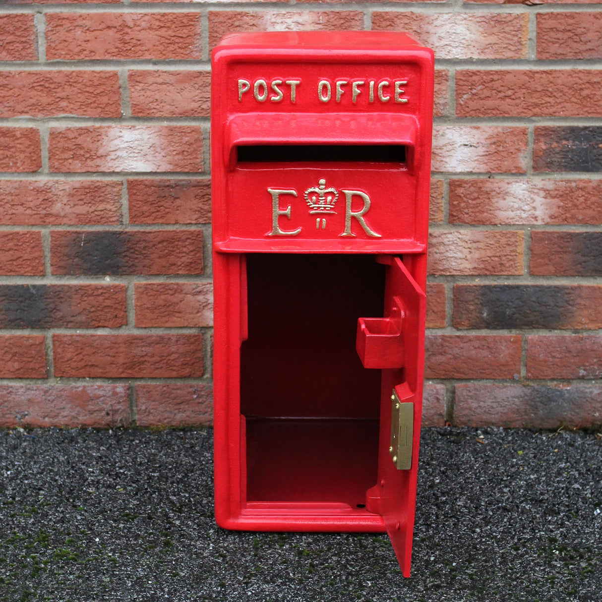 Briefkasten mit Bodenständer Rot