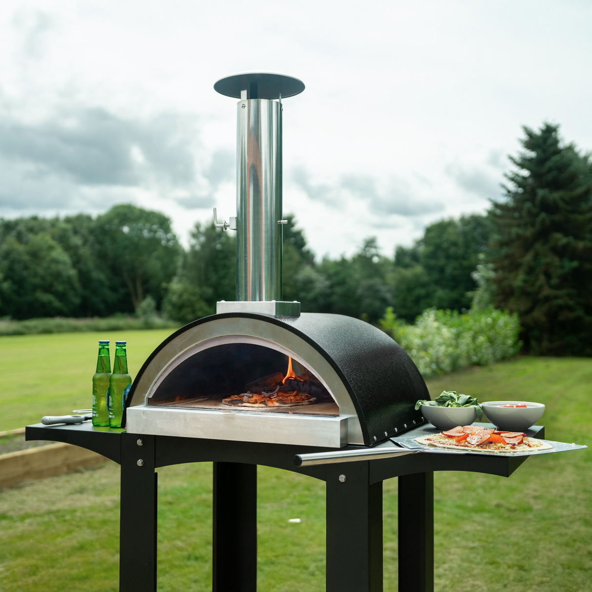 Freistehender Outdoor-Pizzaofen mit Vorbereitungsstationen